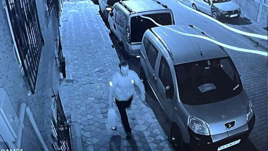 Sultangazi'de tart��t��� kom�usunun arac�n� benzin d�kerek b�yle yakt�