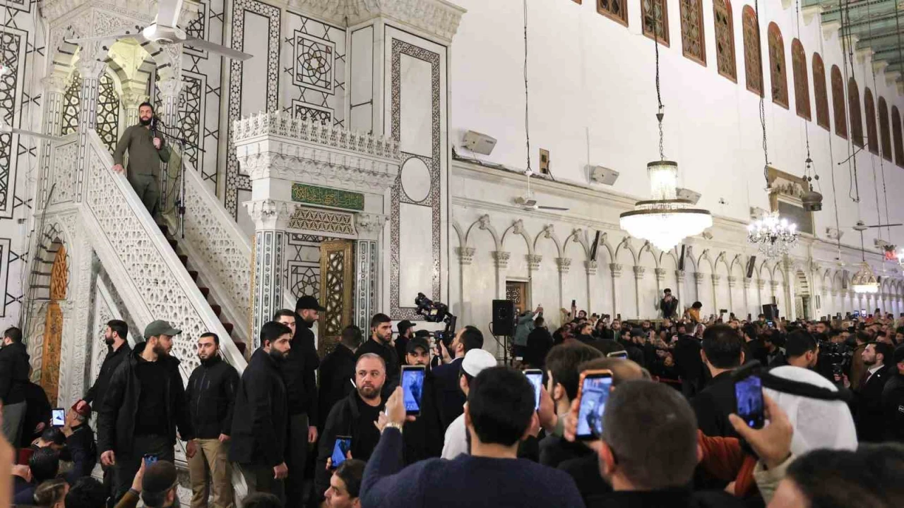 Suriyeli lider e�-�ara Emevi Camii'nde askeri k�yafetleriyle namaz k�ld�