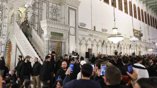 Suriyeli lider e-ara Emevi Camii'nde askeri kyafetleriyle namaz kld