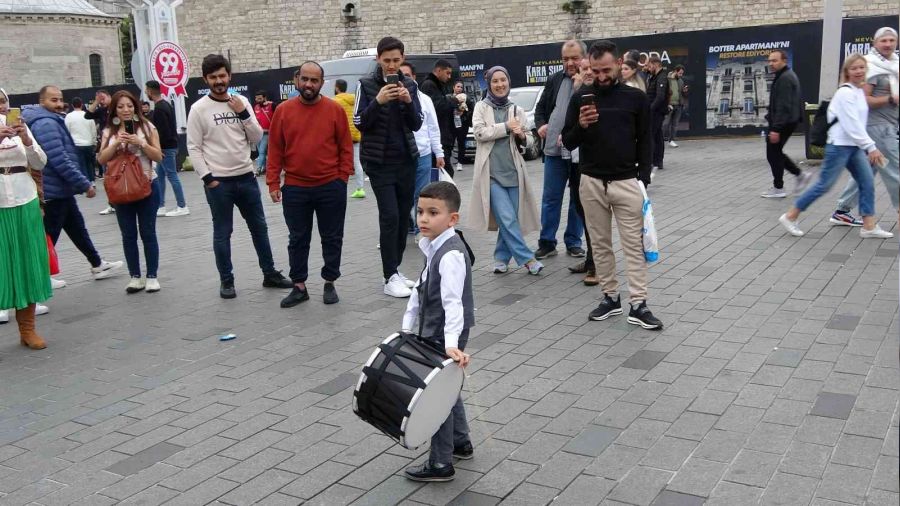 Taksim'de minik davulcuya yoğun ilgi