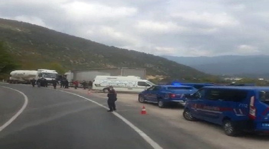 Tamir ettiği tırın altında kaldı