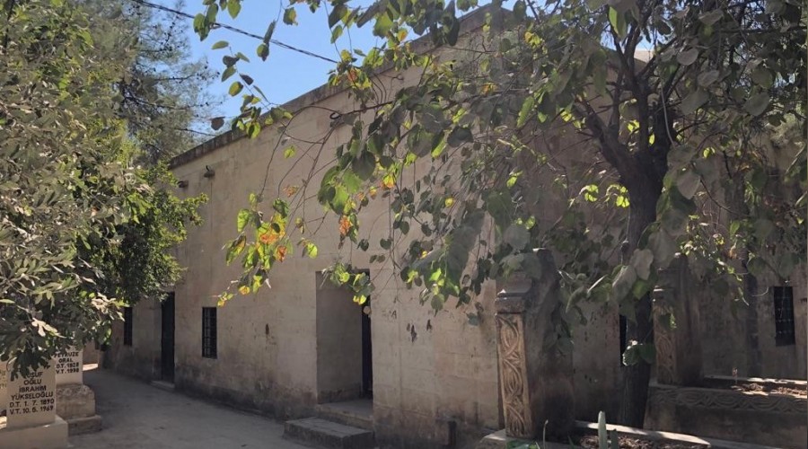 Tarihî mescid garip kaldı