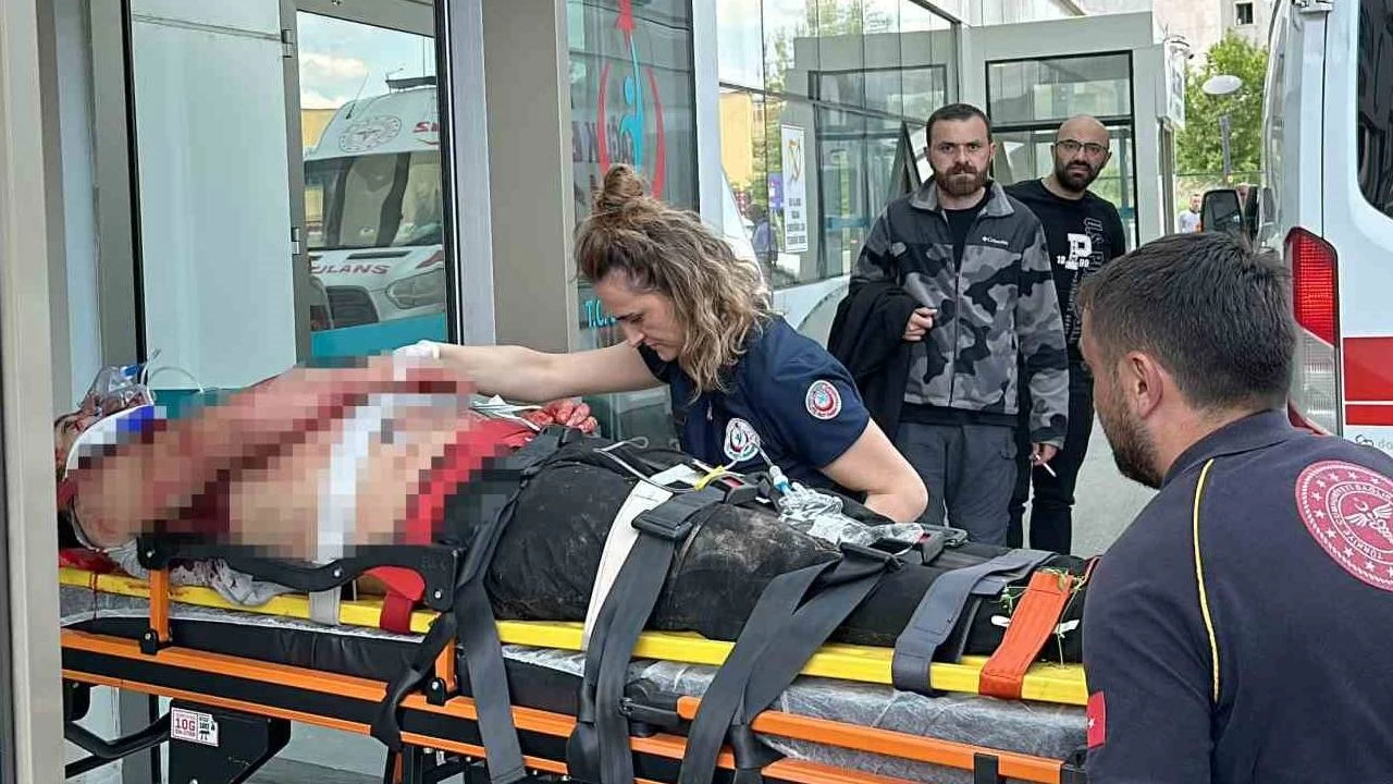 Tartıştığı arkadaşını bıçaklayıp balkondan attı