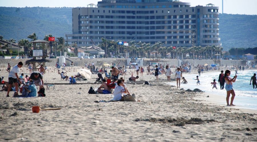 Tatilciler Çeşme'ye akın etti