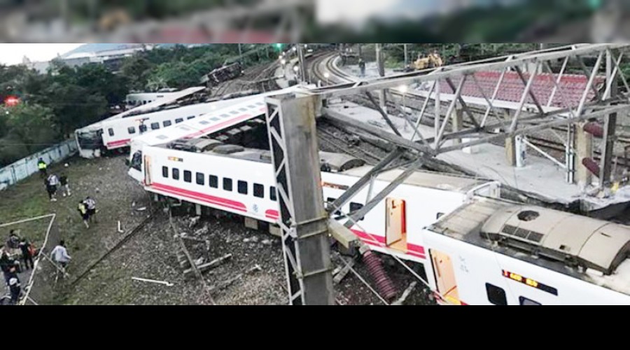 Tayvan'da yolcu treni raydan kt