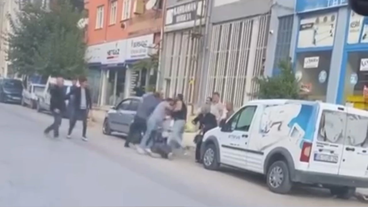 Tekme ve yumruklar havada uutu