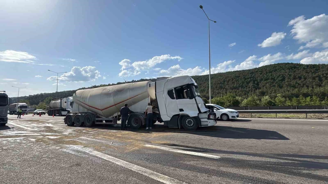 TEM Otoyolu'nda 2 t�r �arp��t�