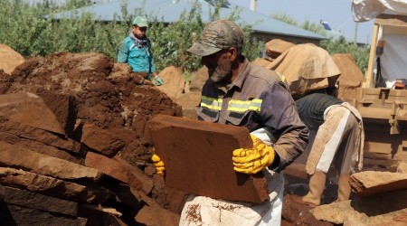 Temmuz sıcağında ekmeklerini taştan çıkartıyorlar