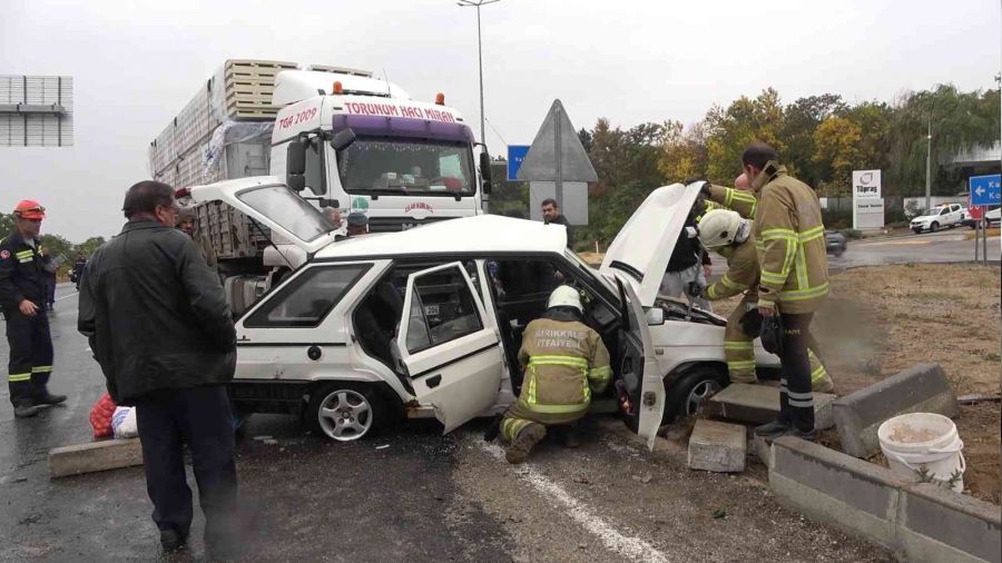 Tırın çarptığı otomobil metrelerce sürüklendi