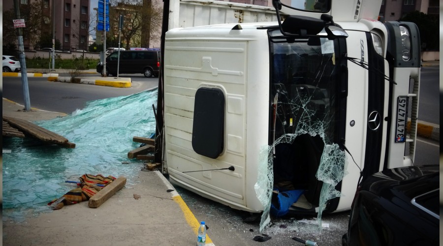 Tonlarca cam yola saçıldı