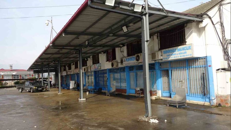 Trabzon'da toptanc� bal�k hali bo� kald�