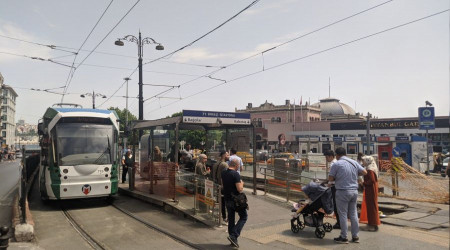 Tramvay Sirkeci'de raydan çıktı