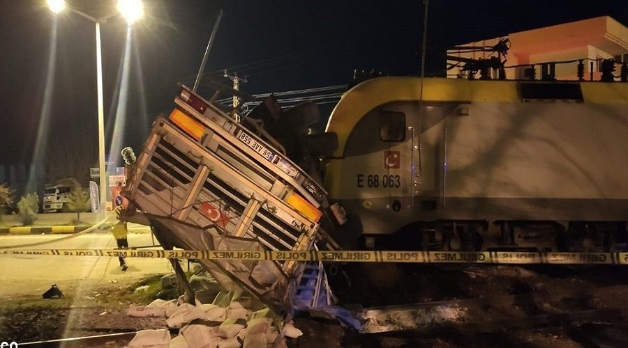 Tren tırı biçti