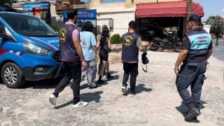 Turistin çantasını çalan turistler yakalandı