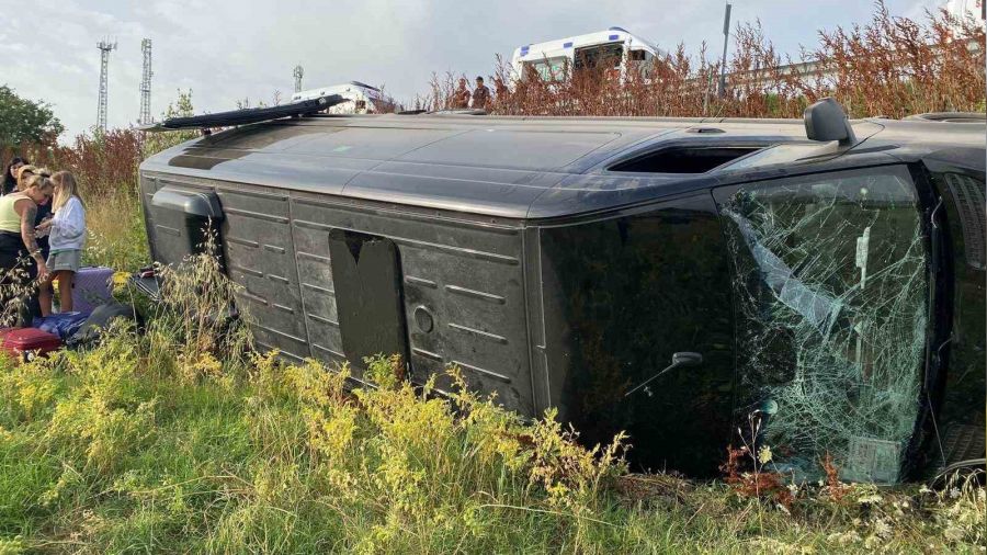 Turistleri taşıyan minibüs devrildi: 7 yaralı