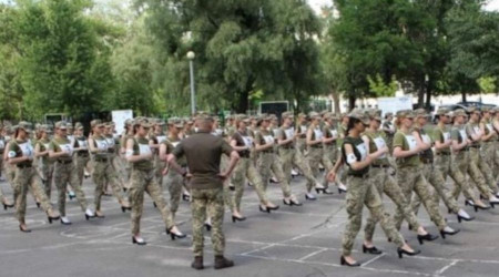 Ukrayna'da kadın askerlere topuklu ayakkabı giydirilmesine tepki yağdı