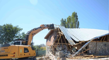 Uludağ'da kaçak villa inşaatı yerle bir edildi