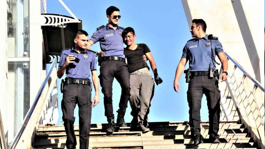 Üst geçitte intihar teşebbüsünü polis engelledi