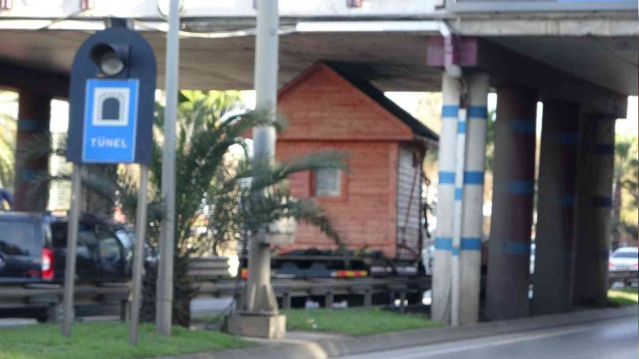 Üzerindeki ahşap evle köprünün altından geçemedi