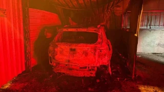 Üzerine geçirdiği çöp poşetiyle gelip otomobili kundakladı