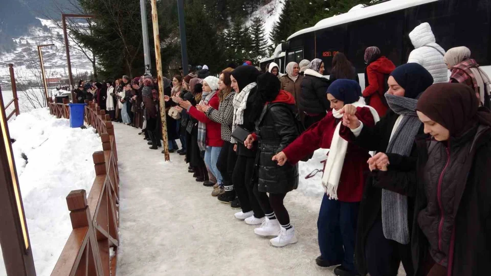 Uzung�l'�n �evresinde binlerce ki�i horon halkas� olu�turdu