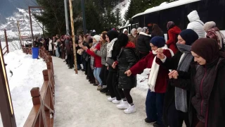 Uzung�l'�n �evresinde binlerce ki�i horon halkas� olu�turdu