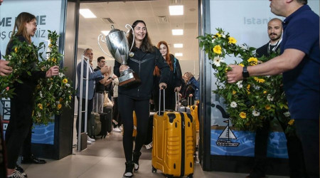 VakıfBank kupa ile döndü