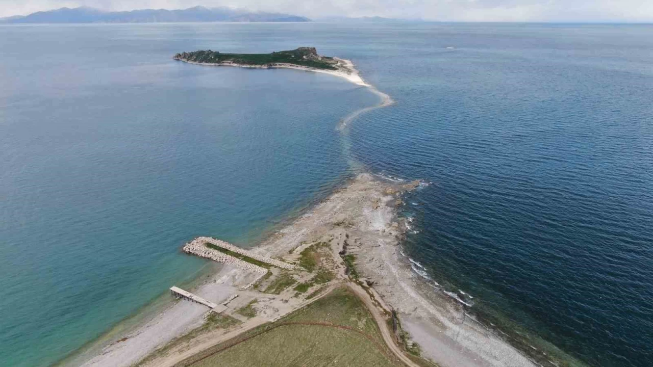 Van Gölü'nde su seviyesi düştü