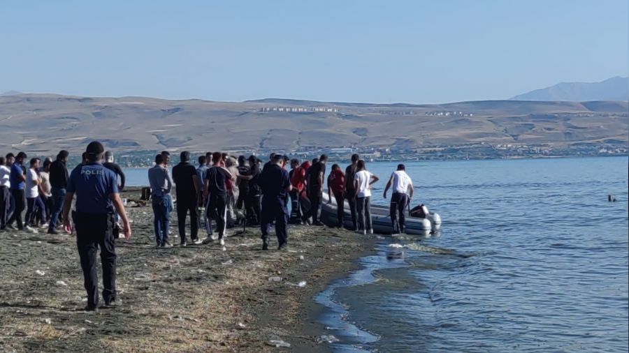 Van Gölü'ne giren çocuklardan 3'ünün cansız bedeni bulundu