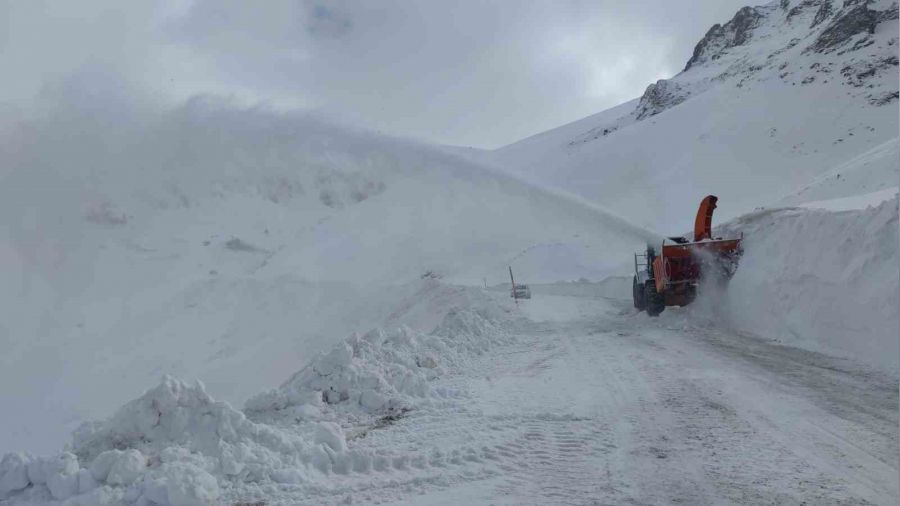 Van'da karla mücadele sürüyor