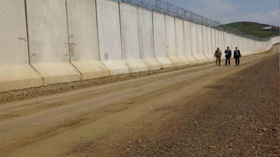 Van'da örülen duvarın uzunluğu 100 kilometreyi buldu