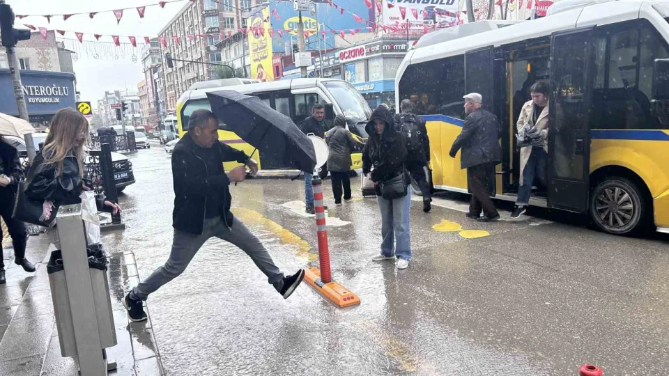 Sağanak vatandaşı hazırlıksız yakaladı!