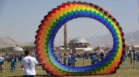 Van'da uurtma enlii renkli grntler oluturdu