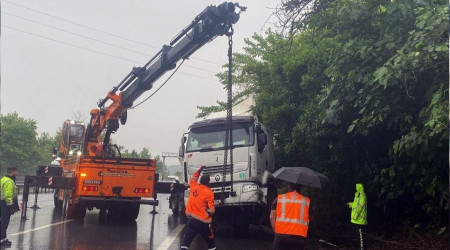 Ya otoyolda kazay beraberinde getirdi, uzun ara kuyruklar olutu