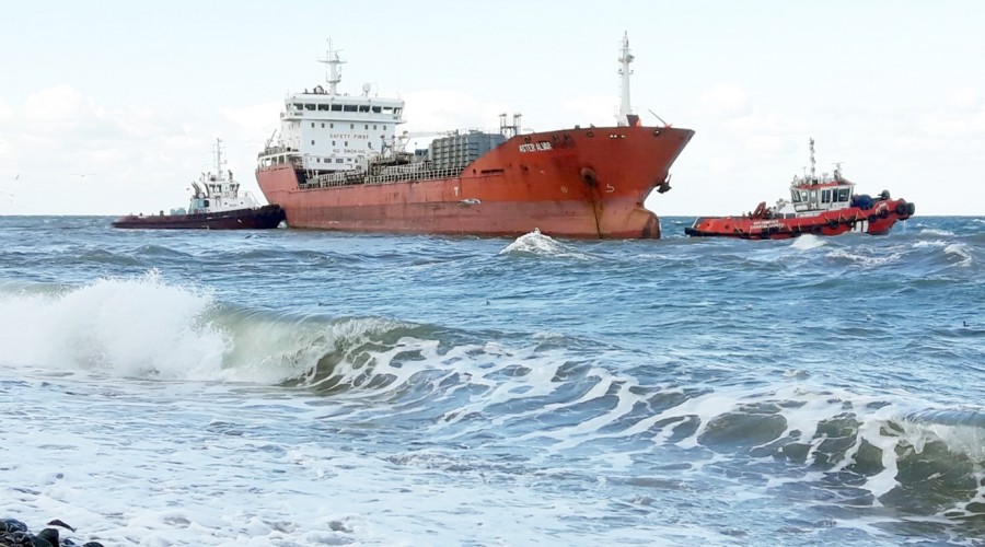 Yalova'da dev tanker karaya oturdu