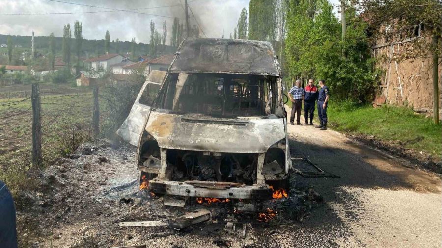 Yanan minib�steki �ocuklar b�y�k tehlike atlatt�