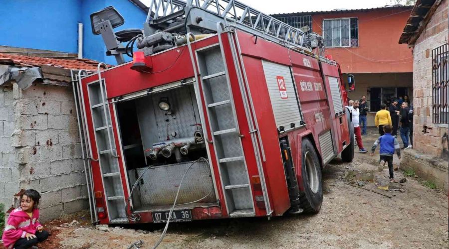 Yangına giden itfaiye aracı çukura düştü