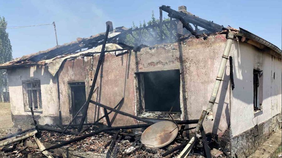 Yang�nda �ocuklar�n� d��ar� ��karmaya �al��an anne dumandan etkilendi