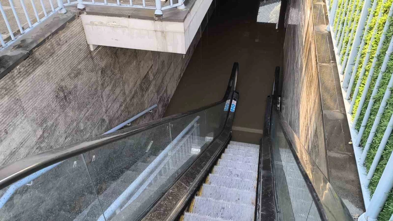 Yar�m saatlik ya���la �ehirde hayat fel� oldu