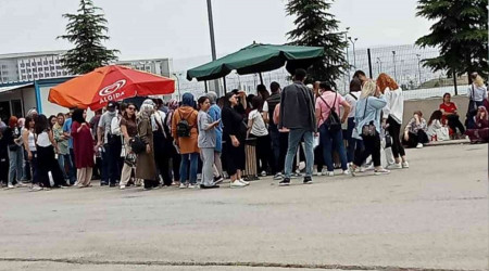 Yeni açılacak hastanede iş bulabilmek için metrelerce kuyruk oluşturdular