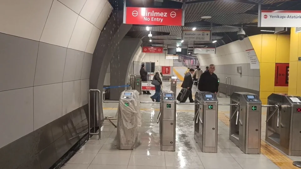 Yenibosna Metrosu'nun tavan�ndan su s�zmaya ba�lad�