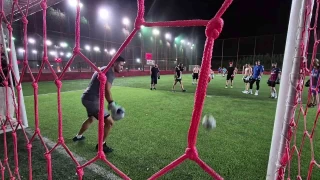 Yeil sahaya boks eldivenleriyle ktlar