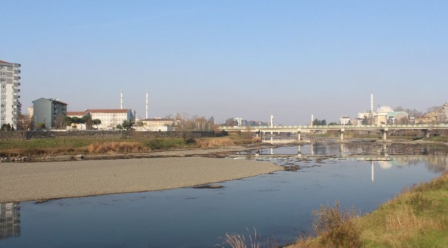 Yeşilırmak Nehri'nde sular çekildi