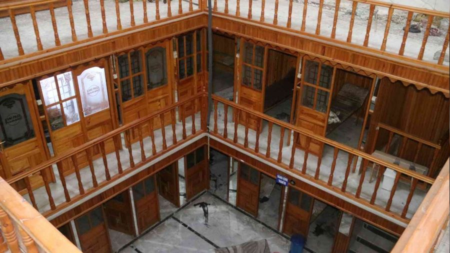 Yıllara direnen tarihi hamam bürokrasiye direnemedi