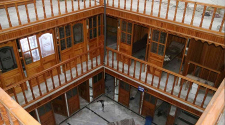 Yıllara direnen tarihi hamam bürokrasiye direnemedi