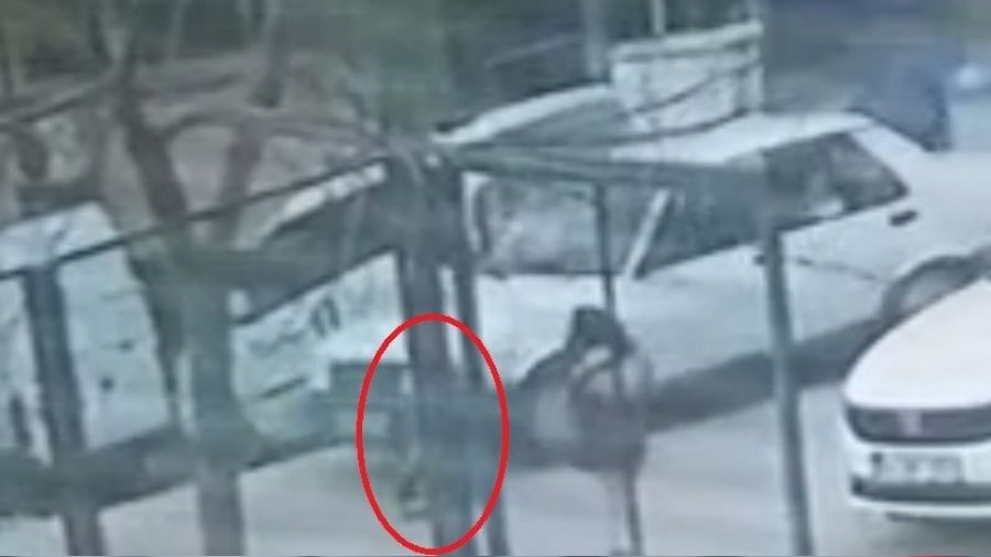 Yola aniden f�rlayan �ocuk otomobilin alt�nda kald�