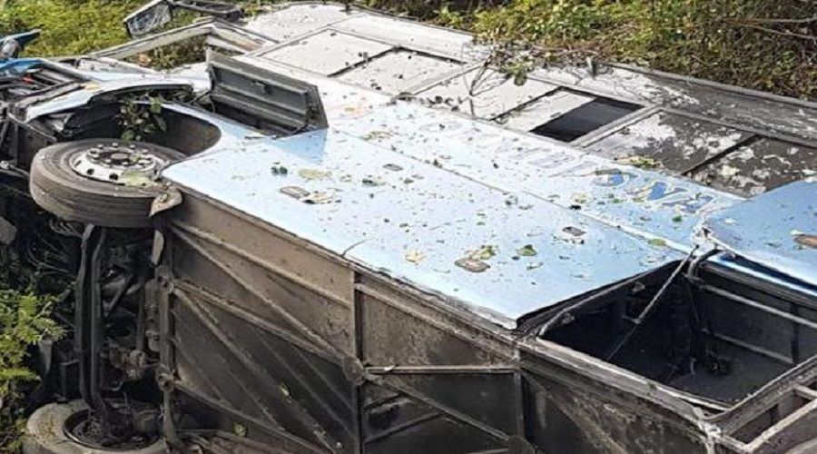 Yolcu otobüsü 200 metrelik uçuruma yuvarlandı