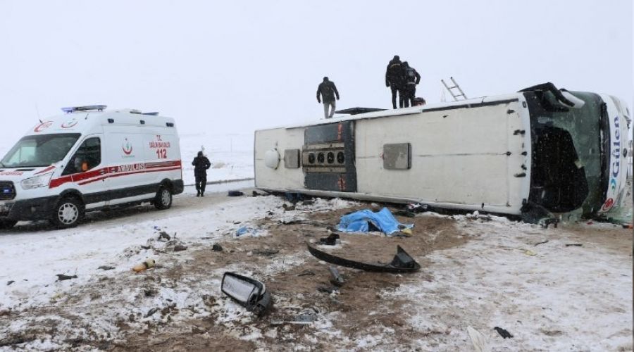 Yolcu otobüsü devrildi, 1 ölü 34 yaralı