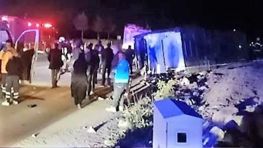 Yolcu otob�s� hafriyat kamyonuyla �arp��t�