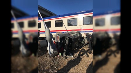 Yolcu treni otomobile çarptı